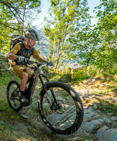 Bruno moniteur VTT Evolution 2 sur le vélo dans la montagne