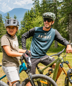 Moniteur de VTT et élève en cours de VTT à Megève avec Evolution 2
