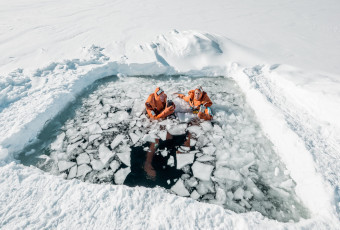 Deux personnes qui découvrent l'activité ice floating dans le lac de Tignes