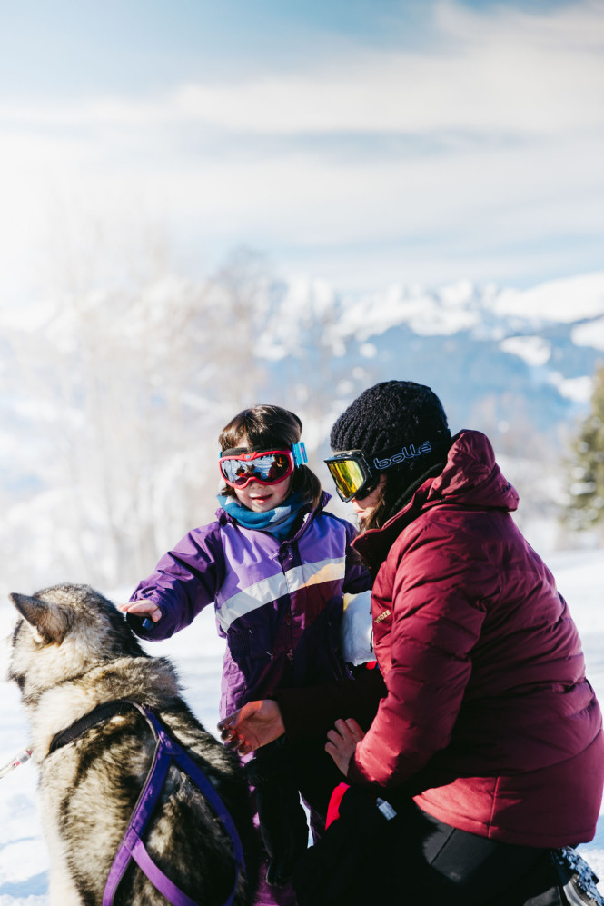 Family preparing for a dog sledding adventure in Megève with Evolution 2