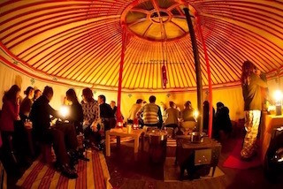 Soirée en yourte, dans un tipis ou encore une tente au milieu du désert !