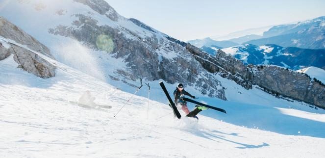 A skier falls on a ski slope with Evolution 2 Avoriaz.