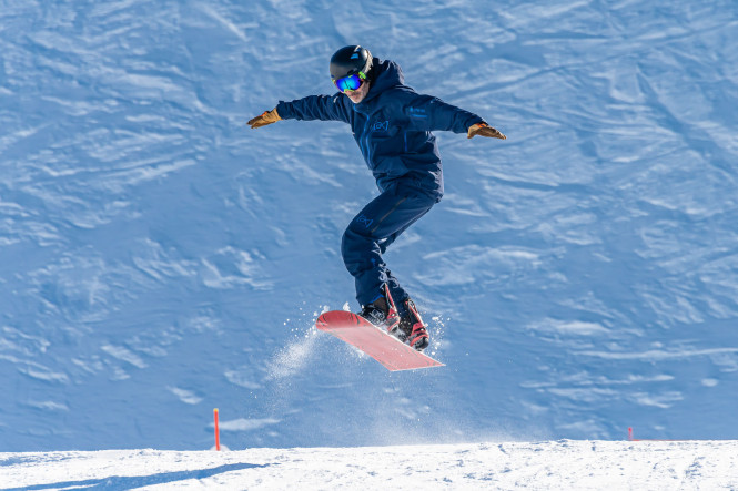 Instructor of a snowboarding lesson with Evolution 2 Val Thorens.