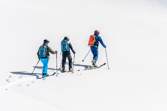 Activité ski de randonnée ave un moniteur de ski en sécurité à Peisey Vallandry