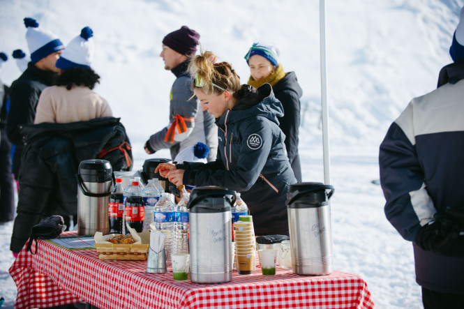 Pause gourmande - goûter lors d'un team building de séminaire en montagne à Chamonix avec Evolution 2