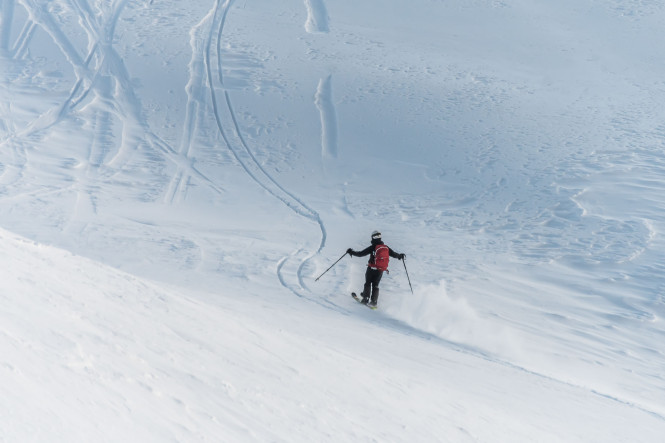 Off-piste skiing with Evolution 2 safely at Les Arcs.