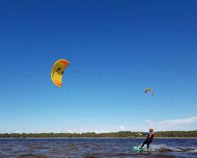 Kitesurfing lessons on Lacanau Lake with Evolution 2
