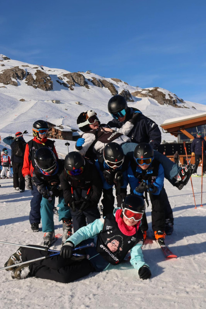 Photo de groupe avec moniteur de ski Evolution 2 lors d'un cours collectif à Tignes
