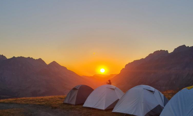 Tents set up in Megève for a sunset bivouac