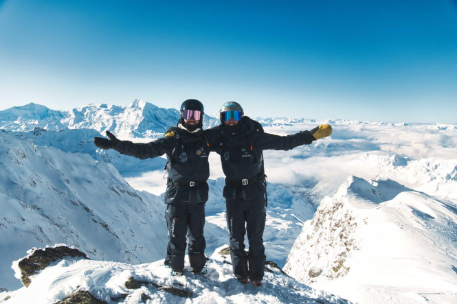 Deux moniteurs Evolution 2 aux sommets des montagnes à La Rosière