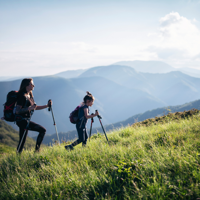 Deux personnes en randonnée en montagne