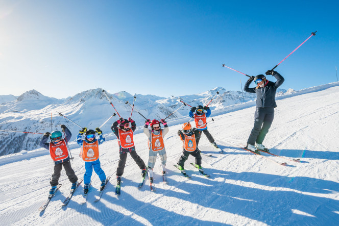 Petit groupe collectif en cours de ski de 6 à Tignes avec Evolution 2