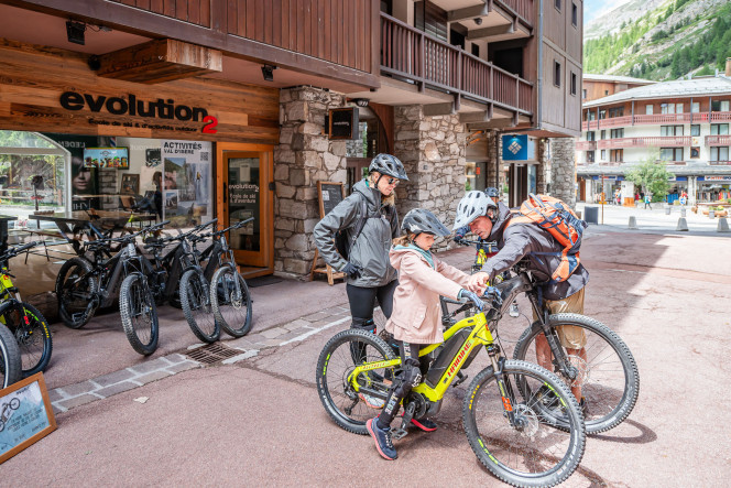 Electric mountain bike lessons with children in Val d'Isère.