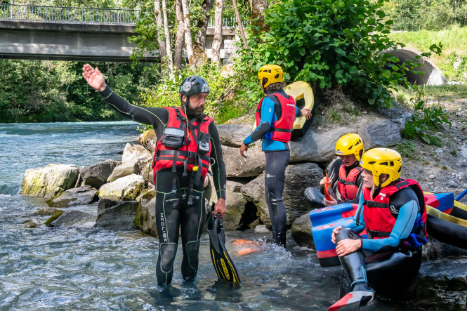 Group of people listening to the hydrospeed instructor's advice