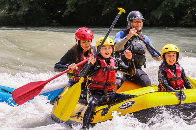 Family rafting descent with children with Evolution 2