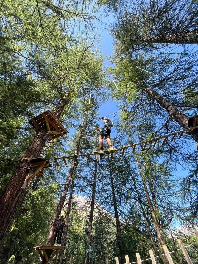 client en train de faire de la via ferrata sur un pont en hauteur avec Evolution 2