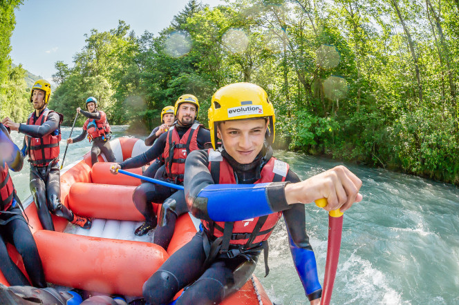 Clients qui pagaient en rafting avec Evolution 2 sur l'Isère