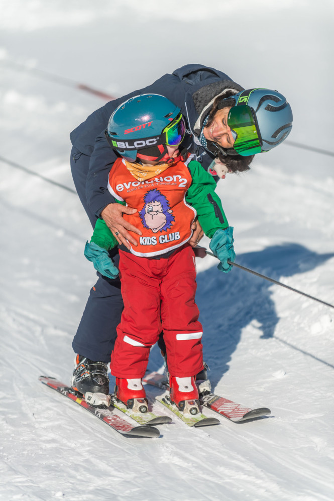 Enfant prenant un cours de ski débutant avec Evolution 2 à Tignes