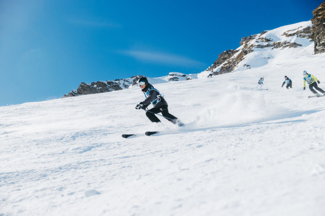 Ado en cours de ski hors-piste Junior Academy avec Evolution 2 à Avoriaz