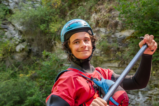 guide de rafting en train de descendre la rivière