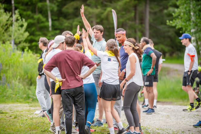 Groupe de collaborateurs heureux célébrant leur victoire lors d'un team building avec Evolution 2 Chamonix
