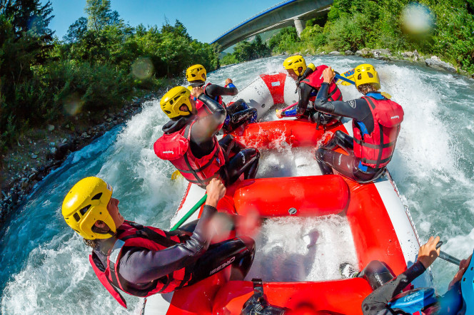 Clients sur le rafting vu de haut lors de la descente de la rivière