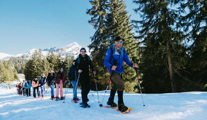 Sortie en raquettes pour des clients avec Evolution 2 à Avoriaz