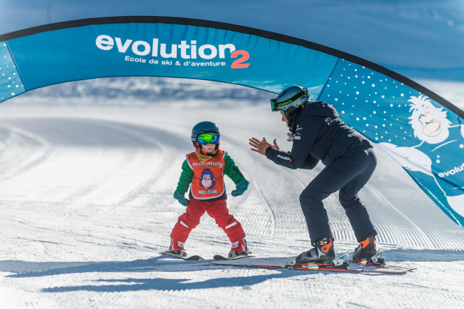 enfant qui apprend à skier dans un cours de ski avec Evolution 2 à Tignes