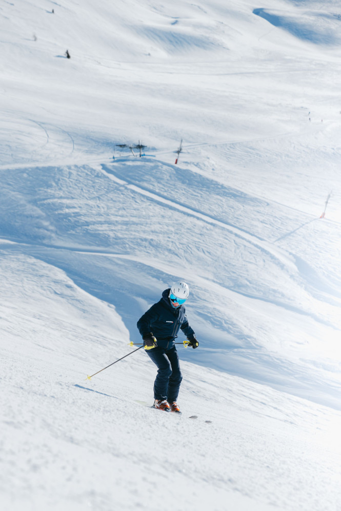 Evolution 2 ski instructor skiing in Chamonix
