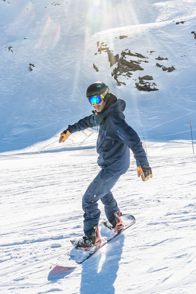 Evolution 2 snowboard instructor in Val Thorens during a private lesson
