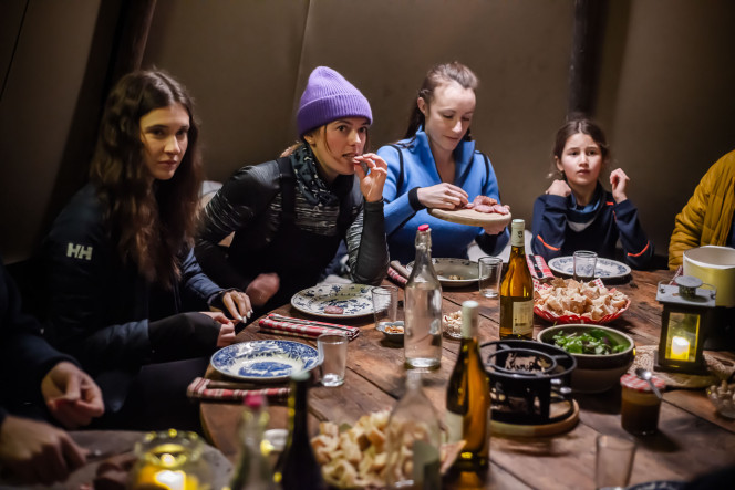 Clients enjoying a fondue after a snowshoeing adventure with Evolution 2 Megève