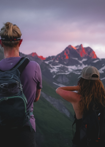 Des filles regarde le soleil se lever sur la Rosière