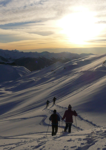 soleil levant en raquettes à neige