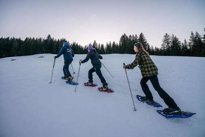 Sortie en raquettes à Megève avec Evolution 2 à la tombée de la nuit