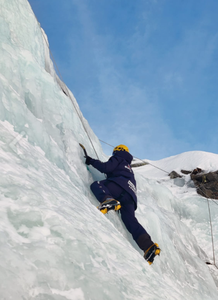 moniteur Evolution 2 faisant de l'escalade sur cascade de glace