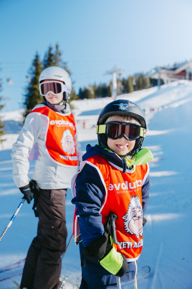 2 children in group lessons with Evolution 2 La Clusaz