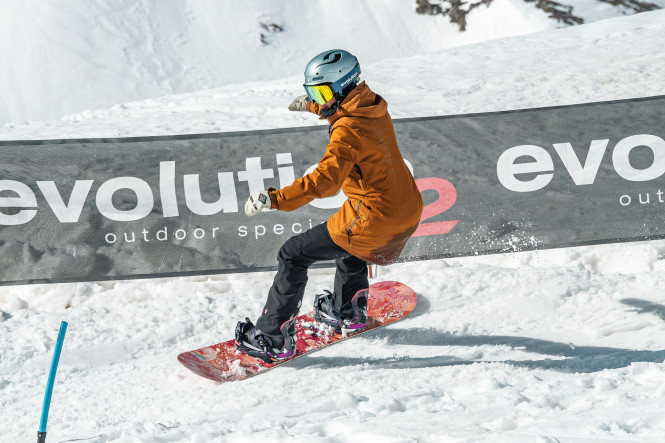 Student in a snowboard lesson with Evolution 2