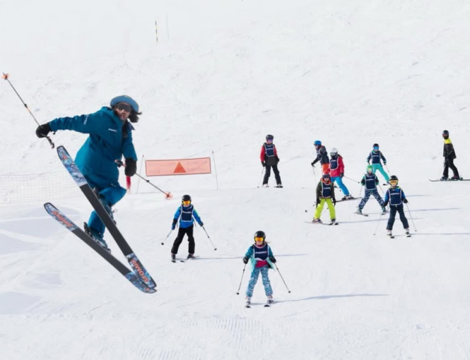 Freestyle ski lesson with an instructor and their students in Val Thorens