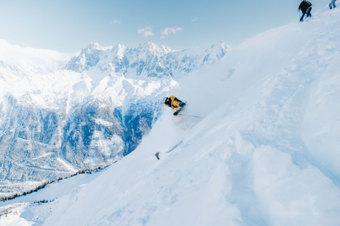 Freeride skier in Chamonix supervised by an Evolution 2 instructor