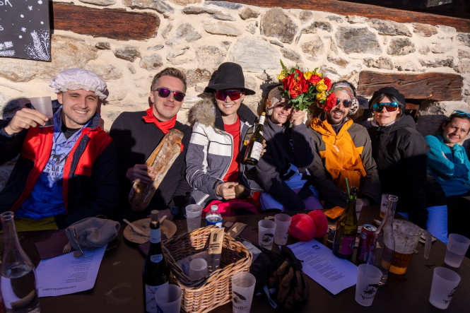 photo-de-groupe-aktid-repas-déguisement