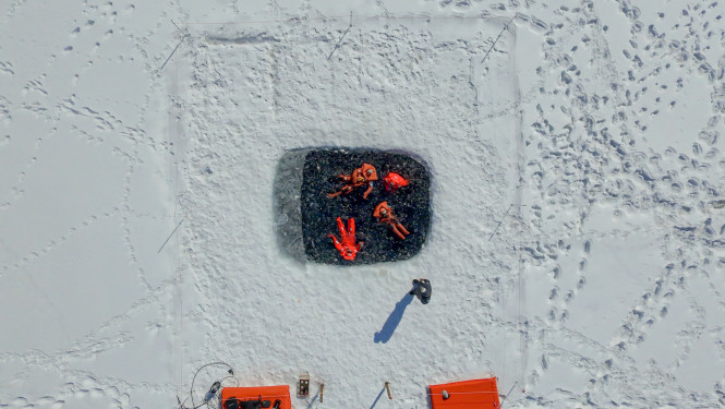 Activité ice floating sur le lac de Tignes avec Evolution 2