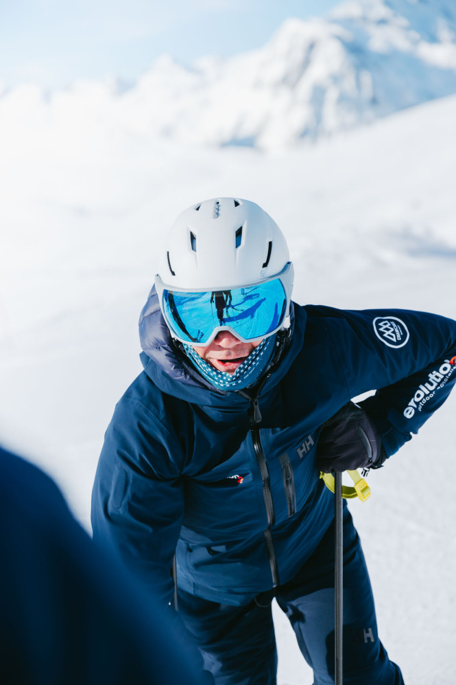 Moniteur de ski Evolution 2 donnant un cours à Chamonix