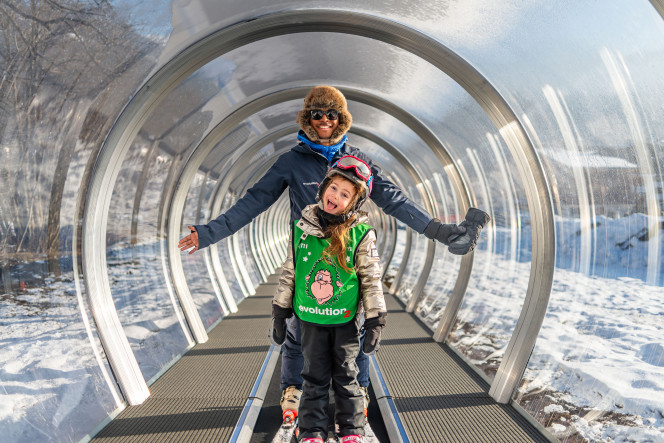 Ski instructor and student on a magic carpet during a ski lesson with Evolution 2 Megève
