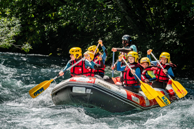 Descente en rafting sur l'Isère pour une famille avec Evolution 2 Landry