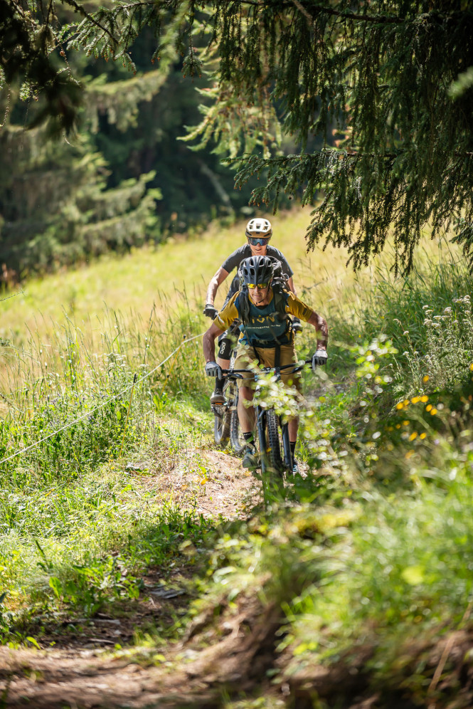 Moniteur Evolution 2 et ses clients en VTT à La Plagne Montchavin les Coches