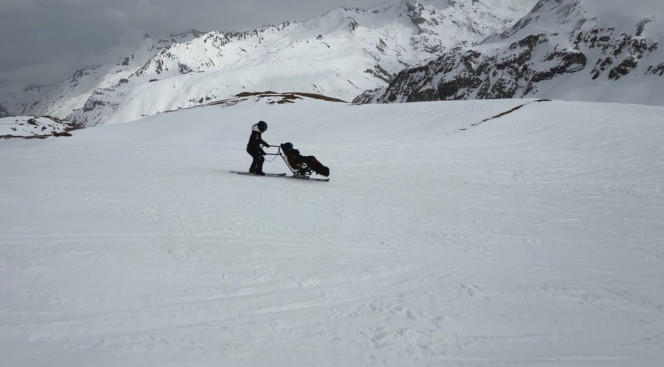 Evolution 2 adaptive ski instructor using a dualski on the slopes of Val d’Isère