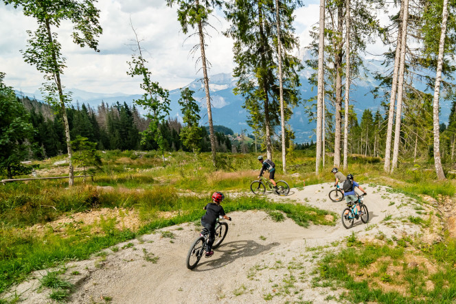 Cours de VTT pour enfants dans les summer camps Evolution 2 à Megève