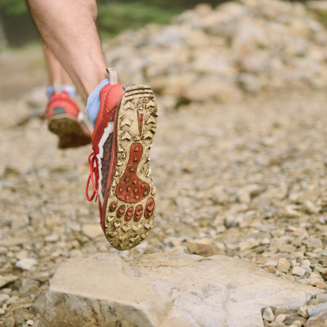 Trail running en montagne sur sentier technique en pleine nature