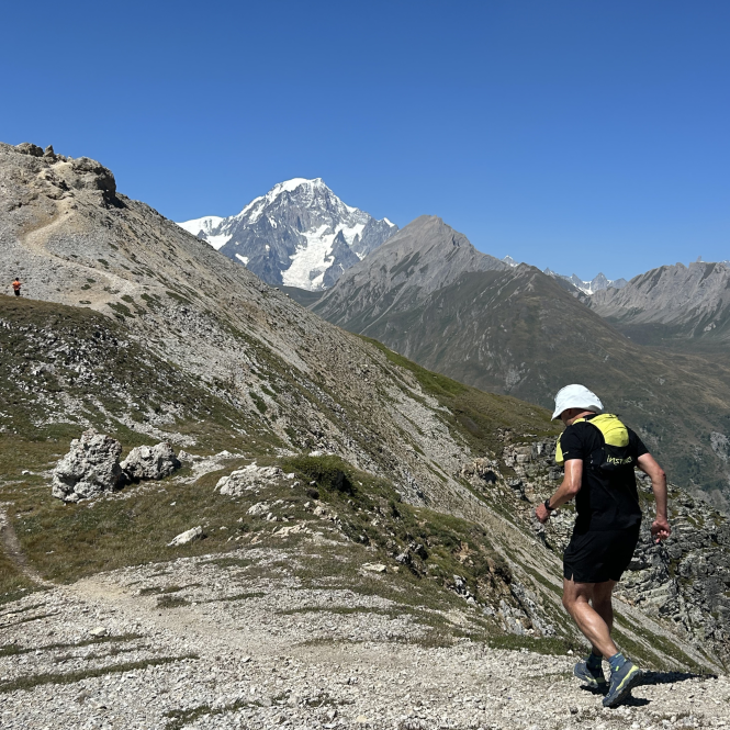 Expérience de trail running dans un environnement alpin naturel Sortie encadrée de trail en montagne sur sentier sécurisé