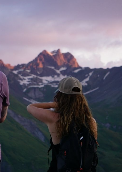 Des filles regarde le soleil se lever sur la Rosière